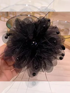 Zwarte veren haarhaak groot net bloem haaraccessoire voor vrouwen elegante styling achterhoofd