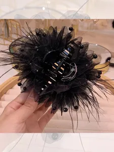 Grote haarclip met zwarte veren en mesh voor vrouwen stijlvolle elegante haaccessoire.