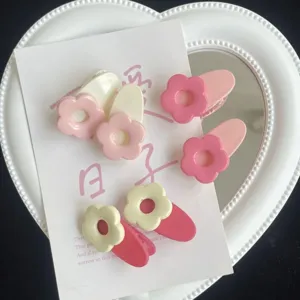 Dettaglio mollette per capelli a becco d'anatra floreali colore macaron, accessori rosa.