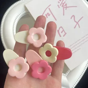 Vista dettagliata di fermagli per capelli fiore macaron con design molto carino.