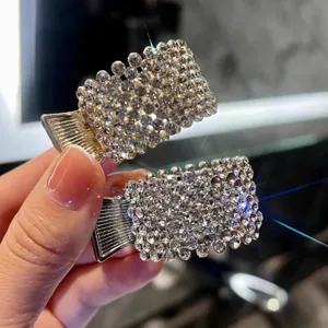 Gros plan de mini pinces à cheveux scintillantes en strass, design élégant en métal argenté.