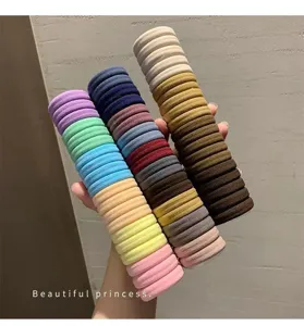 Vista dettagliata di elastici per capelli colorati senza cuciture, accessori pratici.