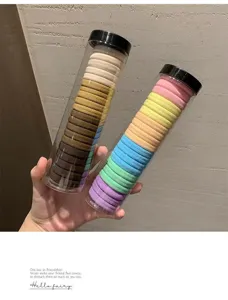 Vista dettagliata di elastici per capelli senza cuciture in tubi trasparenti, colorati.