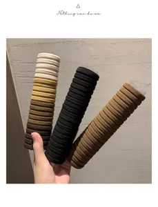 Primo piano di elastici per capelli senza cuciture in varie tonalità terrose strutturate.