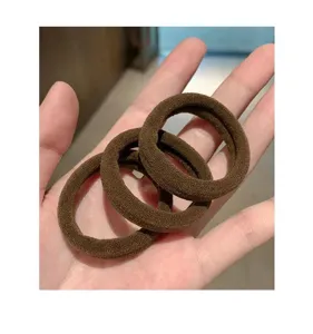 Primo piano sui dettagli del fermaglio per capelli marrone senza cuciture ad alta elasticità