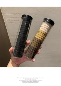 Vista dettagliata di elastici per capelli senza cuciture in tubi trasparenti, colori assortiti.