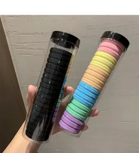 Primo piano dettagliato che mostra elastici colorati in tubi di plastica trasparenti.