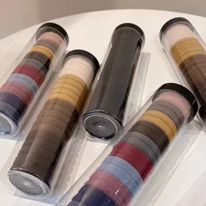 Vista dettagliata di elastici per capelli senza cuciture in tubi trasparenti colorati.