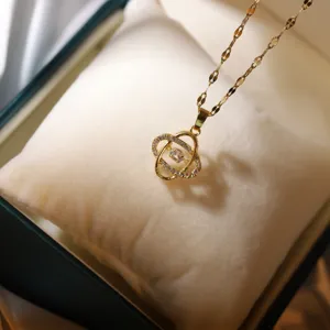 Collier pendentif double cercle ton or élégant vue détaillée avec pierres zircon.