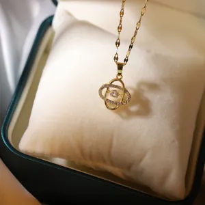 Élégante collier pendentif entrelacé en pierre étincelante plaqué or pour femme.