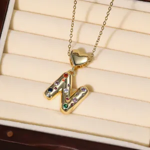 Goldene Buchstaben N Halskette mit bunten Zirkoniasteinen, stilvoller modischer Anhänger.