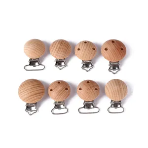 Detailansicht von 30mm runden Buchenholz-Schnullerclips mit Drei-Loch- und lochlosem Design.
