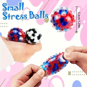 Detailansicht des TPR-Wasserperlen-Stressballs beim Drücken, zeigt 3,3 cm Durchmesser.
