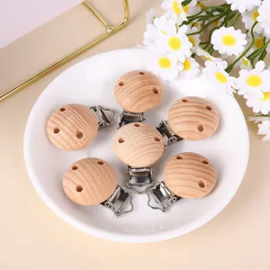 Detailansicht von 30mm runden Schnullerketten aus Buchenholz für Baby-Accessoires