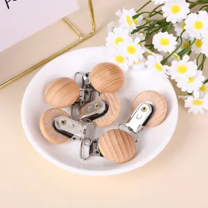 Detailaufnahme von 30mm runden Schnullerkettenclips aus Buchenholz in weißer Keramikschale