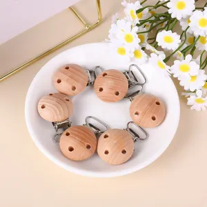 Nahaufnahme von Schnullerkettenclips aus Buchenholz mit rundem Drei-Loch-Design für Babys