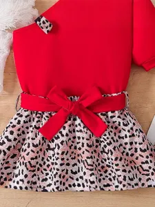 Completo estivo da bambina con top rosso monospalla e gonna leopardata con cintura a fiocco