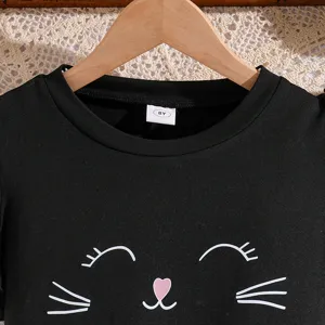 Nahaufnahme von schwarzem Mädchen-T-Shirt mit süßem Katzenprint und Kragenetikett