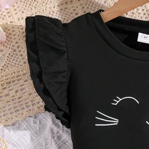 Nahaufnahme des schwarzen Mädchen-T-Shirts mit süßem Katzenprint und Rüschenärmeln