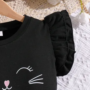 Nahaufnahme der Flügelärmel an einem schwarzen Mädchen-T-Shirt mit süßem Katzen-Aufdruck