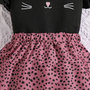 Detailansicht Mädchen Sommer-Outfit mit Katzenprint-Oberteil und gepunktetem Rock