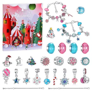 Weihnachts-Adventskalender DIY Schmuck Geschenkbox mit festlichen Charms und Armbändern