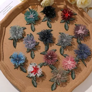Dettaglio toppe di fiori di perline ricamate, accessori fai da te floreali strass.