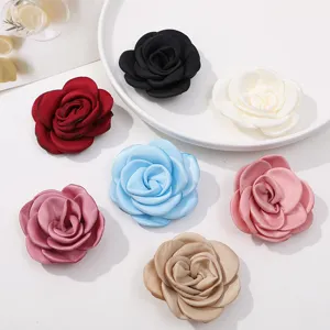 Détail d'accessoire fleur de rose en tissu, choker bijoux DIY coloré et décoration de vêtement.
