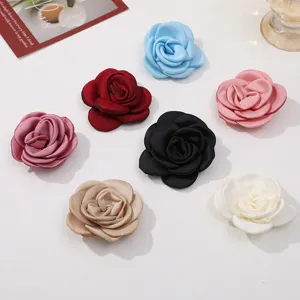 Magnifiques accessoires de fleurs en tissu rose pour colliers DIY et décorations.