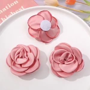 Fleurs en tissu rose accessoires DIY, pinces à cheveux faites à main et patchs floraux de collier.