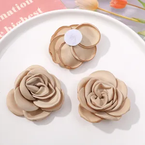 Gros plan de fleur en tissu, design en tulle multicouche pour accessoires de cheveux DIY.