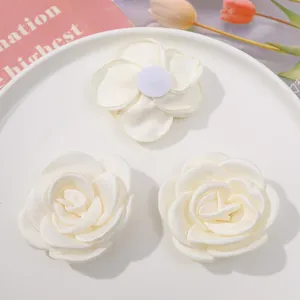 Accessoires de fleurs de camélia en tissu blanc, articles de décoration DIY.
