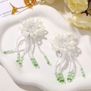 Écussons de fleurs de perles faits à la main style forêt avec glands en cristal pour accessoires.