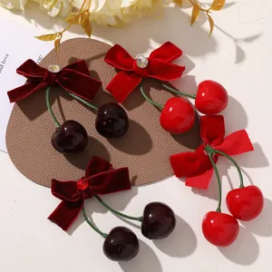 Fluwelen kers strik haarspelden, mooie rode schattige haaraccessoires voor de winter.