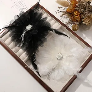 Elegante horquilla y broche de flor de malla hecha a mano con pedrería brillante y plumas finas.