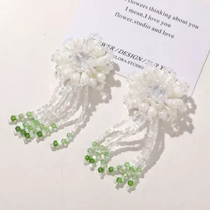 Vue détaillée de patchs de glands en cristal de perle de fleurs perlées faites à la main.