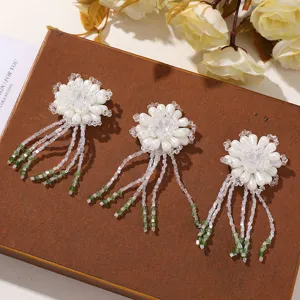Écussons de fleurs de perles faits à la main avec des glands pour pinces à cheveux et vêtements.