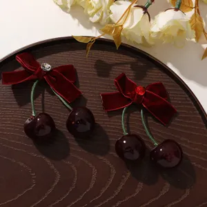 Rode fluwelen kers haarspeld met strik, perfect herfst en winter haarstyling accessoire item.