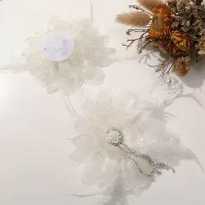 Flor de malla de pluma blanca accesorio para el cabello DIY con pedrería y perlas