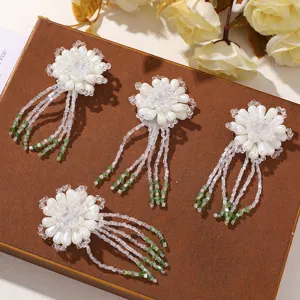 Applique artisanale fleur perle cristal frange pour accessoires cheveux et vetements.