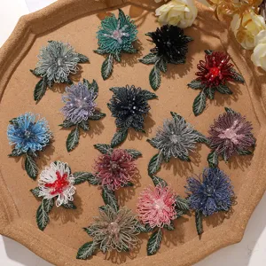 Toppe di fiori di perle di cristallo fatte a mano con foglie verdi per accessori di abbigliamento.