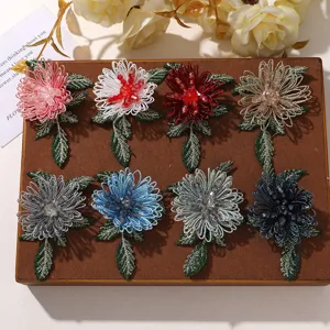 Dettaglio di patch ricamato con perline di cristallo di fiori, ideale per lavori di fai da te.