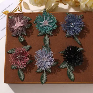 Set di spille e toppe di fiori ricamati con perline artigianali accessori floreali colorati