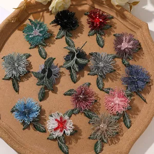 Primo piano dettagliato di toppe di fiori di perline di cristallo fatte a mano.