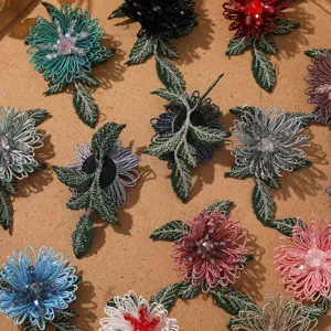 Toppe ricamate con fiori di perline di cristallo fatte a mano per abbigliamento e accessori.