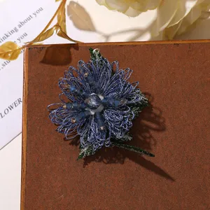 Spilla ricamata contoppa di fiori di perline di cristallo blu fatta amano accessorio