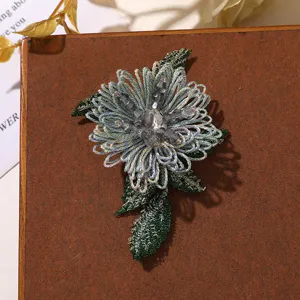 Scatto dettagliato di spilla con patch di fiori di perle di cristallo ricamato stile cinese.