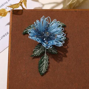 Toppa floreale ricamata in filo blu con perline, perfetta per spille fai da te e accessori moda.