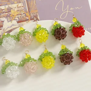 Close-up van handgemaakte glazen fruitbedels, kleurrijke DIY sieraden accessoires met ringen.