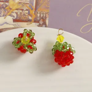 Kralen aardbei hanger handgemaakt glas fruit accessoire sieraden DIY detail weergave.